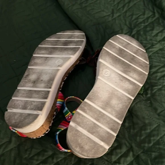 Betsey Johnson size 5 beautiful wedges - Picture 4 of 4